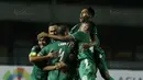 Pemain PSMS Medan merayakan gol saat pertandingan melawan PSM Makassar pada laga Piala Presiden di Stadion GBLA, Bandung, Selasa (16/1/2018). PSMS Medan menang 2-1 atas PSM Makassar. (Bola.com/M Iqbal Ichsan)