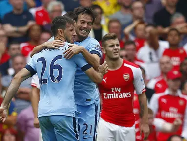 Pemain Manchester City, Martin Demichelis (kiri) dan David Silva, merayakan hasil imbang 2-2 kala melawan Arsenal di Stadion Emirates, London, (13/9/2014). (REUTERS/Eddie Keogh)