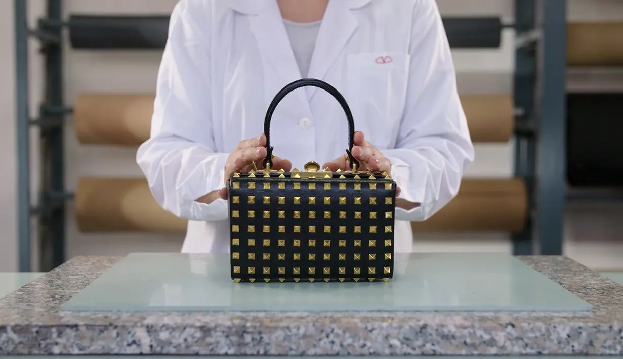 Terbuat dari crossed grained leather, tas ini hadir dalam tiga warna yakni classic black, iconic red, dan daring animalier print style. (dok.Valentino).