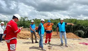 Direktur Operasi dan Pengembangan Usaha PT PLN Nusa Daya, Reny Wahyu Setiaswan bersama dengan VP Operasi PT PLN Nusa Daya, Joko Nur Astanto bersama Tim dan Mitra meninjau langsung progres kesiapan back up daya PLN Nusa Daya di IKN.