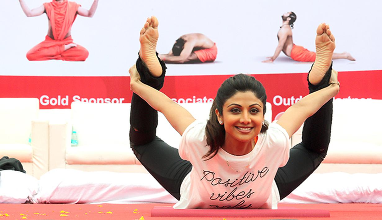 Aktris Bollywood Shilpa Shetty melakukan gerakan yoga pada hari Yoga sedunia.  (EPA/Jagadeesh NV)