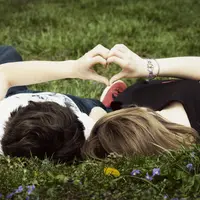 Jatuh cinta tak berarti kamu harus mengubah diri menjadi orang lain demi menarik perhatiannya. (Foto; livehdwallpaper.com)