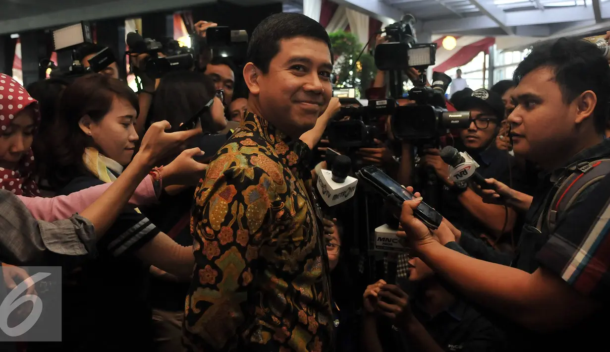 Menteri Pendayagunaan Aparatur Negara dan Reformasi Birokrasi (PAN-RB) Yuddy Chrisnandi (kanan) memberikan keterangan pers usai acara Halal Bihalal Kemenpan RB, Jakarta, Senin (11/7). (Liputan6.com/Johan Tallo)