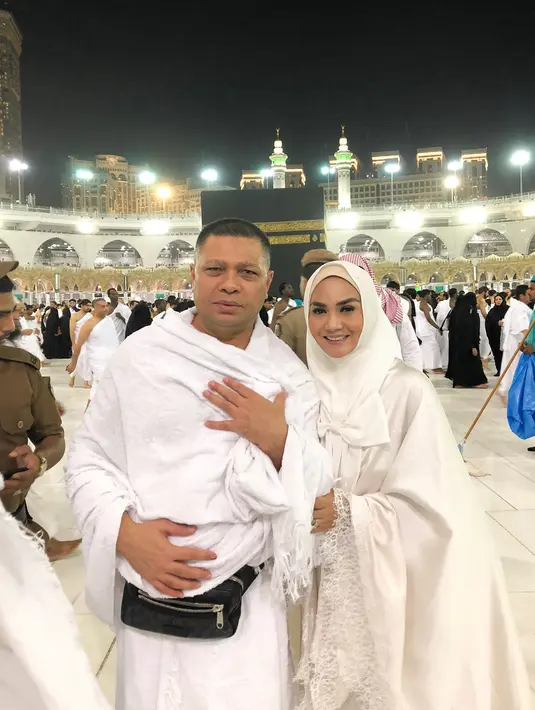 Tidak hanya tampil mengenakan pakaian ketat saja, baru-baru ini Krisdayanti tampak mengenakan hijab. Meskipun demikian, ia tetap terlihat cantik menawan. (Foto: instagram.com/krisdayantilemos)