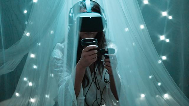 Ilustrasi AR/VR. (Barbara Zandoval/Unsplash)