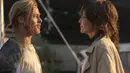 Gambar yang dirilis oleh Sony Pictures ini menunjukkan Brad Pitt (kiri) dan Sandra Bullock dalam sebuah adegan film Bullet Train. Para pembunuh lain yang turut terlibat dalam lawan main Brad Pitt dalam film ini adalah  Lemon (Brian Tyree Henry), Tangerine (Aaron Taylor Johnson), Prince (Joey King), Hornet (Zazie Beetz), dan Wolf (Bad Bunny). (Scott Garfield/Sony Pictures via AP)