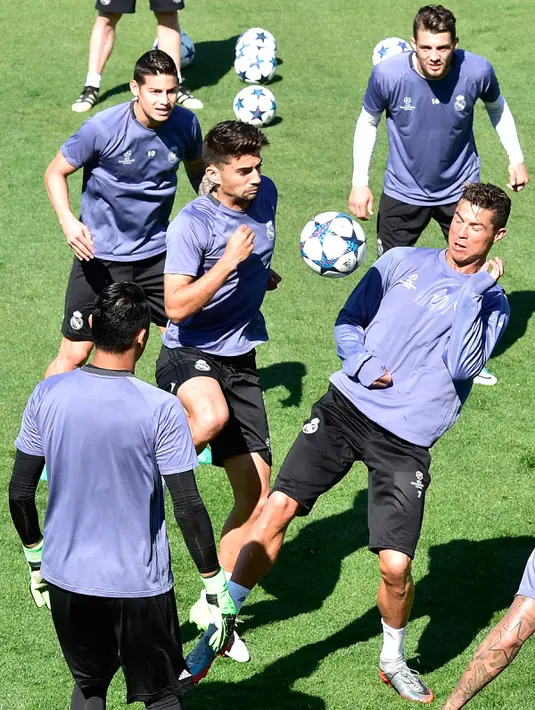 (ki-ka) James Rodriguez, Enzo Zidane, Mateo Kovacic Cristiano Ronaldo saat mengikuti sesi latihan di Valdebebas, Madrid, Spanyol (17/4). Dalam pertemuan pertama Real Madrid menang atas Bayern Muenchen dengan skor 2-1. (AFP Photo / Gerard Julien)