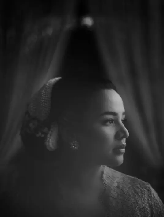 Angel semakin elegan dengan gaya rambut sanggul khas Jawa dilengkapi aksesori melati yang membalut sanggulnya.  [@angelpieters]