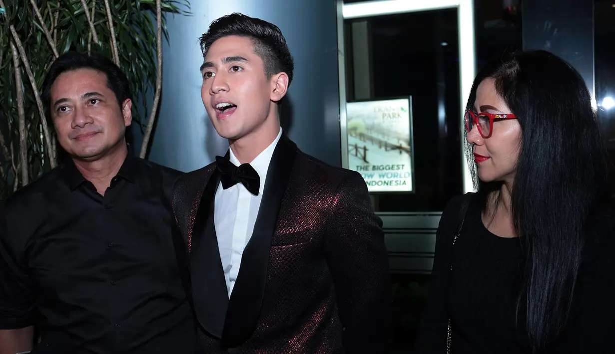 Verrell Bramasta didampingi orangtuanya saat menjelaskan terkait video mesra dengan Nadine Woworuntu, Selasa (24/10/2017) malam. Ayah dan ibunya tetap mendukung agar tidak terulang kembali kesalahan yang sama. (Deki Prayoga/Bintang.com)