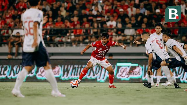 Bali United melawan Persita Tangerang