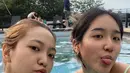 Berada di kolam renang, ia nyatanya tak sendiri. Ia juga sempat selfie bareng Herin, mantan trainee yang pernah tergabung di SM Rookies. (Instagram @yerimiese)