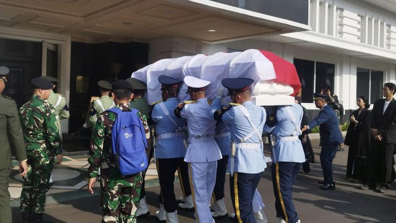 Jenazah Eks Menhan Juwono Sudarsono Disemayamkan di Gedung Kemhan ...