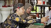 Istri capres nomor urut tiga Ganjar Pranowo, Siti Atikoh Suprianti menemui pegiat seni budaya di Omah Mbudur, Desa Wanurejo, Magelang, Kamis (28/12/2023). (Foto: Dokumentasi Tim Siti Atikoh).