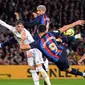 Pemain Barcelona, Robert Lewandowski berusaha mencetak gol ke gawang Real Madrid pada laga pekan ke-26 Liga Spanyol 2022/2023 di Camp Nou, Barcelona, Senin (20/03/2023). Blaugrana menang dengan skor 2-1 pada pertandingan yang bertajuk El Classico tersebut. (AFP/Lluis Gene)