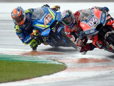 Pebalap Ducati, Andrea Dovizioso (depan) dan pebalap Suzuki, Alex Rins (kiri) dan saat melaju pada MotoGP Grand Prix Valencia di arena balapan Ricardo Tormo, Cheste, Minggu (18/11). Andrea menjuarai MotoGP Valencia. (Jose Jordan/AFP)
