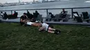 Orang-orang beristirahat saat menikmati musim semi yang hangat di tepi air di Manhattan di New York City (8/4). Sebagian besar Pantai Timur mengharapkan suhu hangat terus sepanjang minggu. (Spencer Platt/Getty Images/AFP)