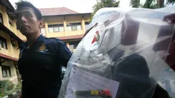 Petugas menunjukan barang bukti cuter saat rilis pengungkapan penyayatan di Mapolda DIY, Yogyakarta, (3/5/2016). Pelaku telah meresahkan masyarakat dengan meneror menggunakan benda tajam. (Boy Harjanto)