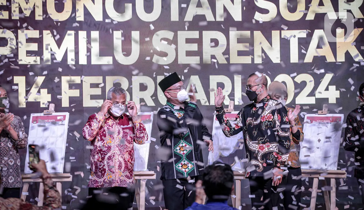 Ketua KPU RI Ilham Saputra bersama jajaran komisioner usai mencoblos surat suara sebagai telah diluncurkan Hari Pemungutan Suara Pemilu Serentak Tahun 2024 di Gedung KPU, Jakarta, Senin (14/2/2022). (Liputan6.com/Faizal Fanani)