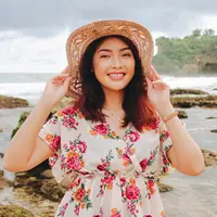 ilustrasi perempuan cantik di pantai/Reezky Pradata/Shuttertsock