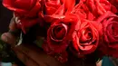 Bunga mawar terlihat di pasar bunga grosir di Kolkata, India (7/20). Jelang perayaan hari Valentine, bunga mawar banyak diburu dari tanggal 7 Februari dengan ditandai dengan Rose Day. (AFP Photo/Dibyangshu Sarkar)