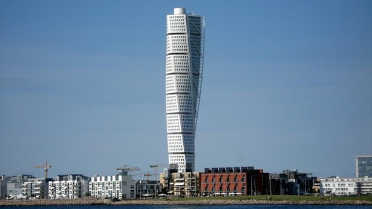 Mengagumkan, Gedung Ini Puncaknya Berputar 90 Derajat