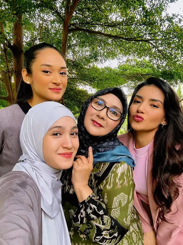 6 Potret Kedekatan Cut Syifa dan Pemain 'Cinta di Ujung Sajadah', Kompak Banget