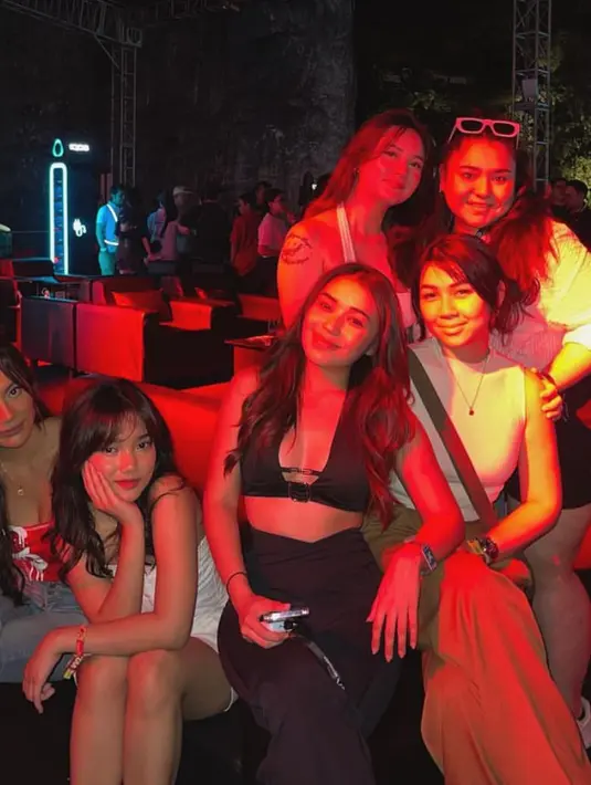 Datang bersama teman-temannya, Fuji juga terlihat menggerai rambutnya. Dengan makeup natural. [@fuji_an]