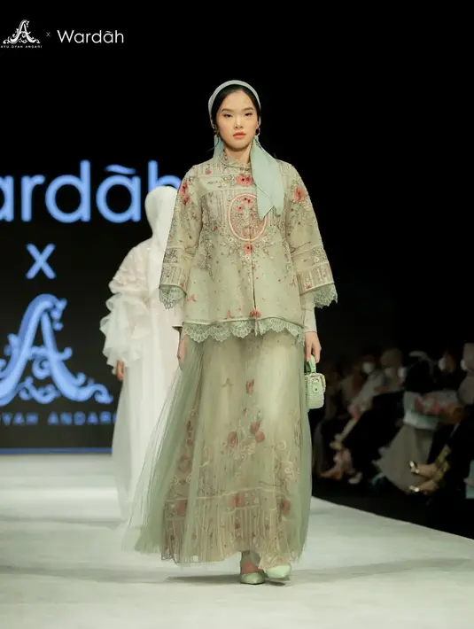 <p> Ingin tampil ekstra di Hari Raya Idul Fitri? Coba tengok koleksi desainer fashion muslim Ayu Dyah Andari dengan material dan detail yang mewah dan cantik Foto: Instagram @byayudyahandari</p>