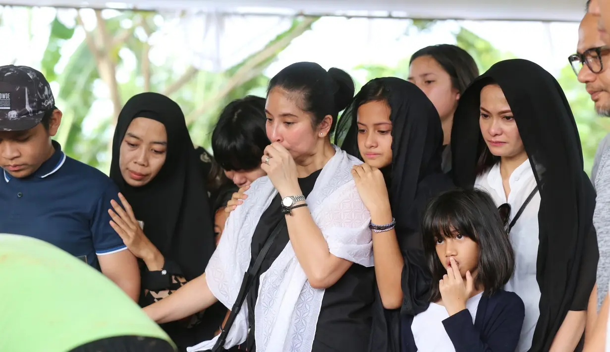 Awalnya, R. Sumiharso bin Soekarwo mengalami pembengkakan di bagian hidung yang dikiranya mengidap penyakit polip. Namun saat dibawa ke dokter, ternyata ayahnya menderita sakit kanker limfoma atau kanker kelenjar getah bening. (Daniel Kampua/Bintang.com)
