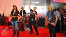 Band Slank saat bernyanyi bersama dengan Direktur BEI Tito Sulistito usai menutup perdagangan Bursa Efek Indonesia (BEI) di Jakarta,Jumat (30/12). (Liputan6.com/Angga Yuniar)