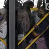 Pengguna Transjakarta menggunakan masker saat berada di dalam bus di kawasan Bundaran Hotel Indonesia Jakarta, Sabtu (10/6/2023). Pemerintah melalui Satgas Penanganan Covid-19 resmi mencabut aturan kewajiban menggunakan masker di semua ruang publik per Jumat (9/6). (Liputan6.com/Helmi Fithriansyah)