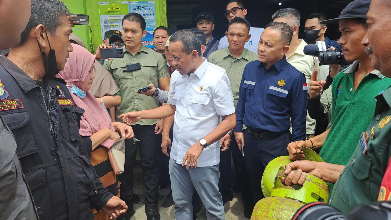 Seorang perempuan menangis di depan Menteri ESDM Bahlil Lahadalia di Pangkalan Gas 3 Kg, Jalan Palem Raya, Kecamatan Cibodas, Kota Tangerang, Selasa (4/2/2025).