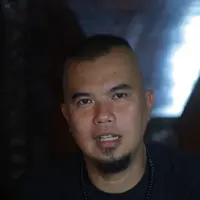 Berdamai dengan Maia, Ahmad Dhani tidak menutup. Hanya saja Dhani menilai Maia sering membuat keributan. "Kita mau damai, yang sana bikin keributan terus. Damai itu kan kalau kita sama-sama dewasa," ujar Ahmad Dhani. (Galih W. Satria/Bintang.com)