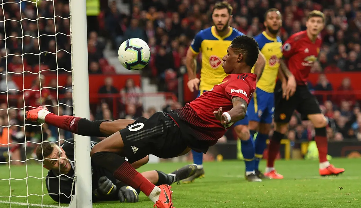 Striker Manchester United, Marcus Rashford, berusaha membobol gawang Southampton pada laga Premier League di Stadion Old Trafford, Manchester, Sabtu (2/3). MU menang 3-2 atas Southampton. (AFP/Oli Scarff)