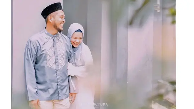Jarang Tersorot, Ini 7 Potret Mesra Dewi Sandra dan Suami