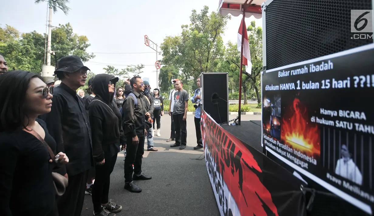 Massa Presidium Rakyat Menggugat mendengarkan orasi saat menggelar aksi Save Meiliana di depan Gedung Mahkamah Agung (MA), Jakarta, Rabu (12/9). Meiliana divonis 18 bulan penjara oleh PN Tanjungbalai terkait kasus volumer azan. (Merdeka.com/Iqbal Nugroho)