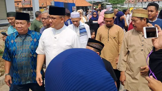 Mantan Gubernur DKI Jakarta Anies Baswedan mengunjungi warga di Kampung Susun Akuarium, Jakarta Utara.