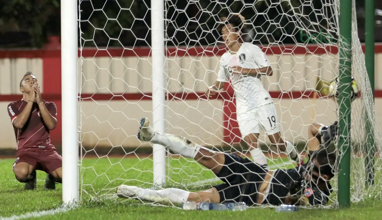 Kiper Persija Jakarta, Andritany gagal menghalau bola sepakan pemain Korea Selatan U-23 pada laga uji coba di Stadion PTIK, Jakarta, (21/6/2018). Persija kalah 1-3. (Bola.com/ Nick Hanoatubun)