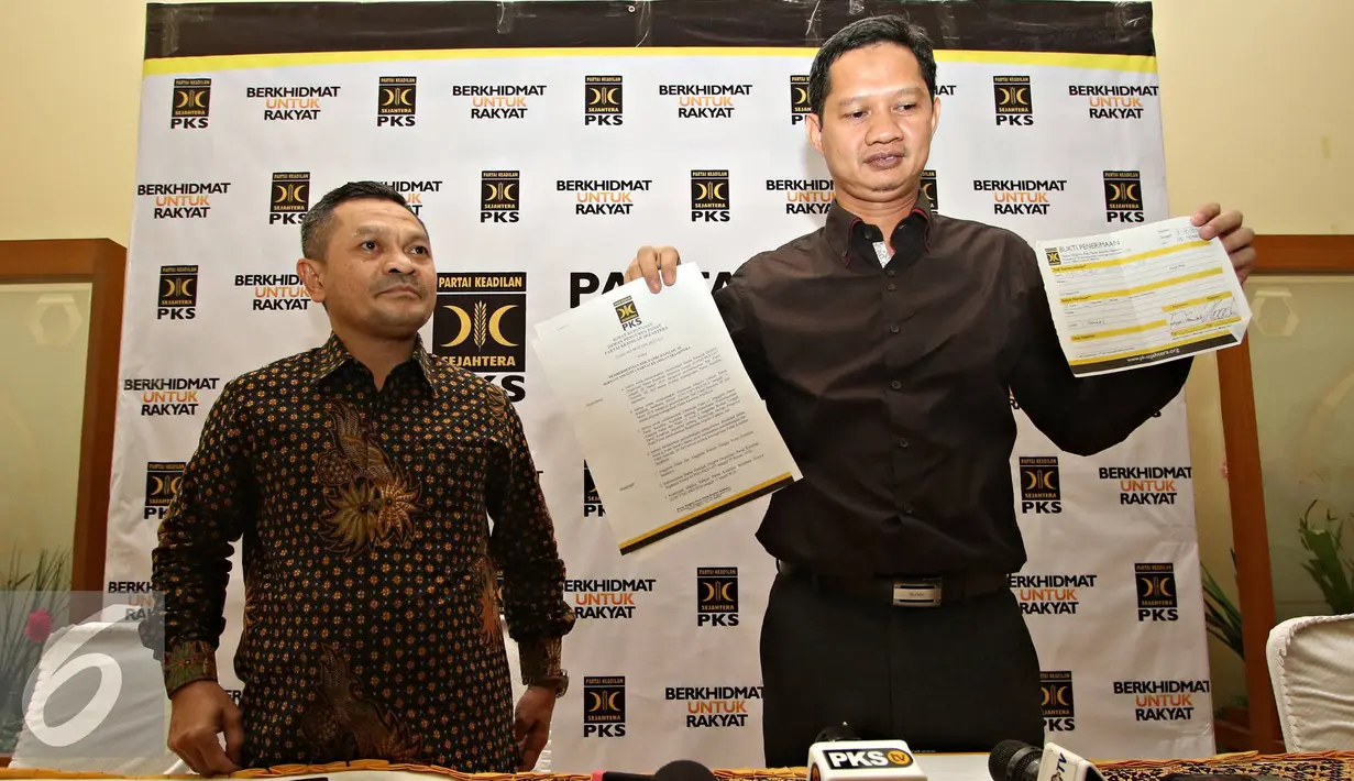 Ketua Bidang Humas DPP PKS Dedi Supriadi memperlihatkan surat pemecatan Fahri Hamzah, Jakarta, Senin (4/4). Keputusan pemberhentian Fahri diambil karena dianggap melanggar disiplin organisasi. (Liputan6.com/Immanuel Antonius)