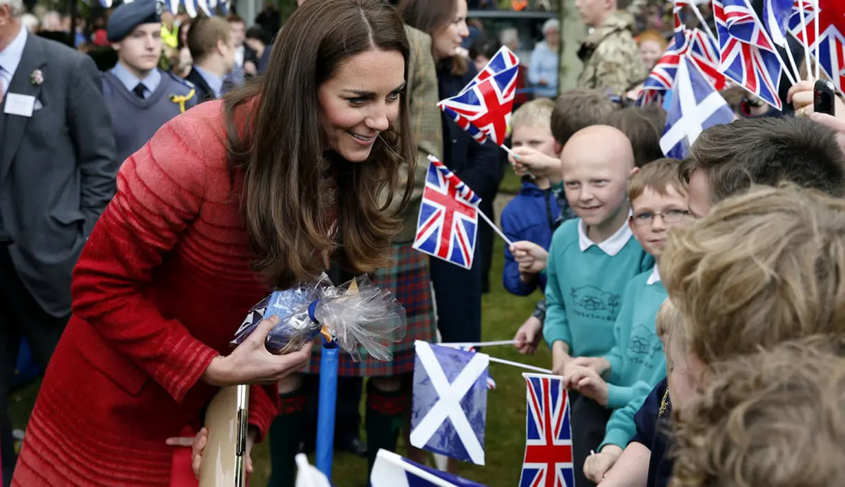 Catherine Elizabeth Middleton terlihat begitu antusias berinteraksi dengan ratusan pelajar yang menyambut kedatangannya di Forteviot Fete, Forteviot, Skotlandia, (29/5/2014). (REUTERS/Russell Cheyne)
