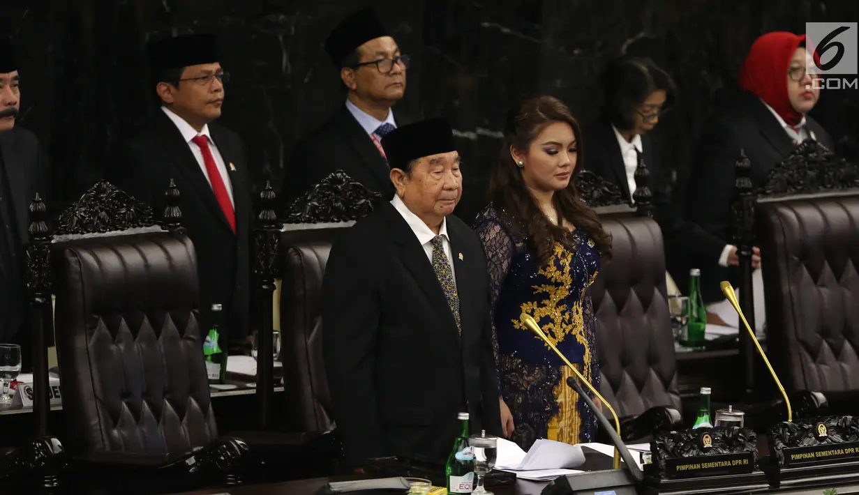 Abdul Wahab Dalimunthe (kiri) dan Hillary Brigitta Lasut (kanan) saat menghadiri pelantikan anggota DPR, MPR, dan DPD di Kompleks Parlemen, Jakarta, Selasa (1/10/2019). Abdul Wahab Dalimunthe dan Hillary Brigitta Lasut menjadi Ketua dan Wakil Ketua DPR Sementara. (Liputan6.com/JohanTallo)