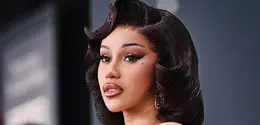 Cardi melengkapi tampilannya dengan anting hoop bertumpuk berwarna perak, dan beberapa cincin berlian besar.  [@iamcardib].