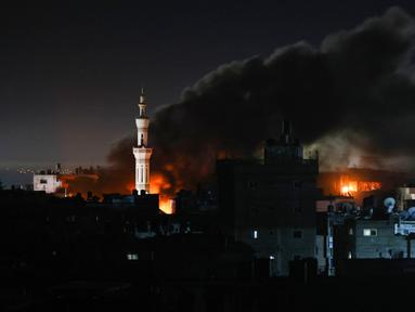 Asap mengepul selama pemboman Israel di atas Rafah di Jalur Gaza selatan pada 12 Februari 2024. (SAID KHATIB/AFP)