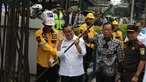 Gubernur DKI Jakarta, Pramono Anung (kedua kiri) bersama mantan Gubernur DKI Jakarta Sutiyoso menerima potongan besi pembangunan tiang monorel di Jalan HR Rasuna Said, Jakarta, Rabu (14/1/2026). Rabu (14/1) pagi, tiang monorel yang mangkrak di Jalan HR Rasuna Said, Kuningan, Jakarta Selatan mulai dibongkar. (merdeka.com/magang/Rendi Saputra)