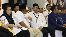 Ketua Majelis Syuro PKS Salim Segaf Al Jufri (tengah) jelang mendampingi pasangan Prabowo/Sandi Uno mendaftar bakal Capres/Cawapres Pemilu 2019 di Gedung KPU, Jakarta, Jumat (10/8). (Liputan6.com/Helmi Fithriansyah)