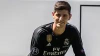 Kiper asal Belgia Thibaut Courtois berpose selama presentasi dirinya menjadi pemain Real Madrid di stadion Santiago Bernabeu (9/8). Courtois resmi didapatkan Madrid dari Chelsea hingga musim 2023/24. (AP Photo/Andrea Comas)