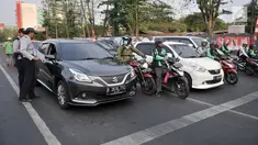 Petugas Dinas Perhubungan DKI Jakarta melakukan sosialisasi uji coba perluasan sistem ganjil genap kepada pengendara di kawasan Pramuka, Jakarta, Senin (12/8/2019). Dinas Perhubungan DKI Jakarta melakukan uji coba perluasan sistem ganjil genap di 16 rute baru. (merdeka.com/Iqbal Nugroho)