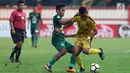 Pemain Bhayangkara FC, Sani Rizki Fauzi (kanan) berebut bola dengan pemain Persebaya pada lanjutan Go-Jek Liga 1 Indonesia bersama Bukalapak di Lapangan PTIK, Jakarta, Rabu (11/7). Babak pertama, Bhayangkara FC unggul 2-1. (Liputan6.com/Helmi Fthriansyah)