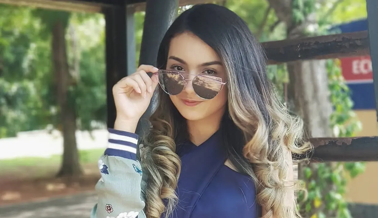 Salah satu fashion item yang tak boleh dilewatkan wanita yang akrab disapa Ersya adalah kacamata. Selain melindungi mata dari sinar matahari, kacamata dengan lensa gelap membuat penampilan semakin trendi. (Liputan6.com/IG/@ersyaurel)