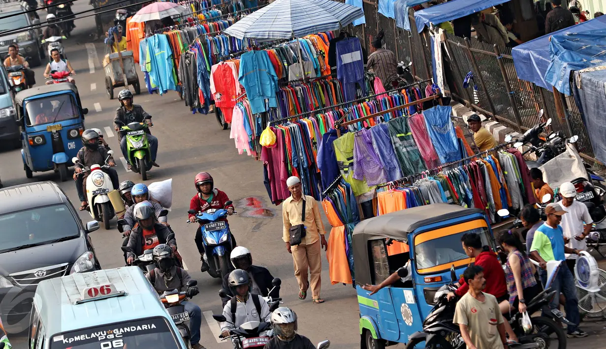 Penjual jas hujan mulai ramai di kawasan Jatinegara, Jakarta Timur, Rabu (11/11/2015). Memasuki musim hujan, penjualan jas hujan di kawasan tersebut mulai mengalami peningkatan. (Liputan6.com/Immanuel Antonius)